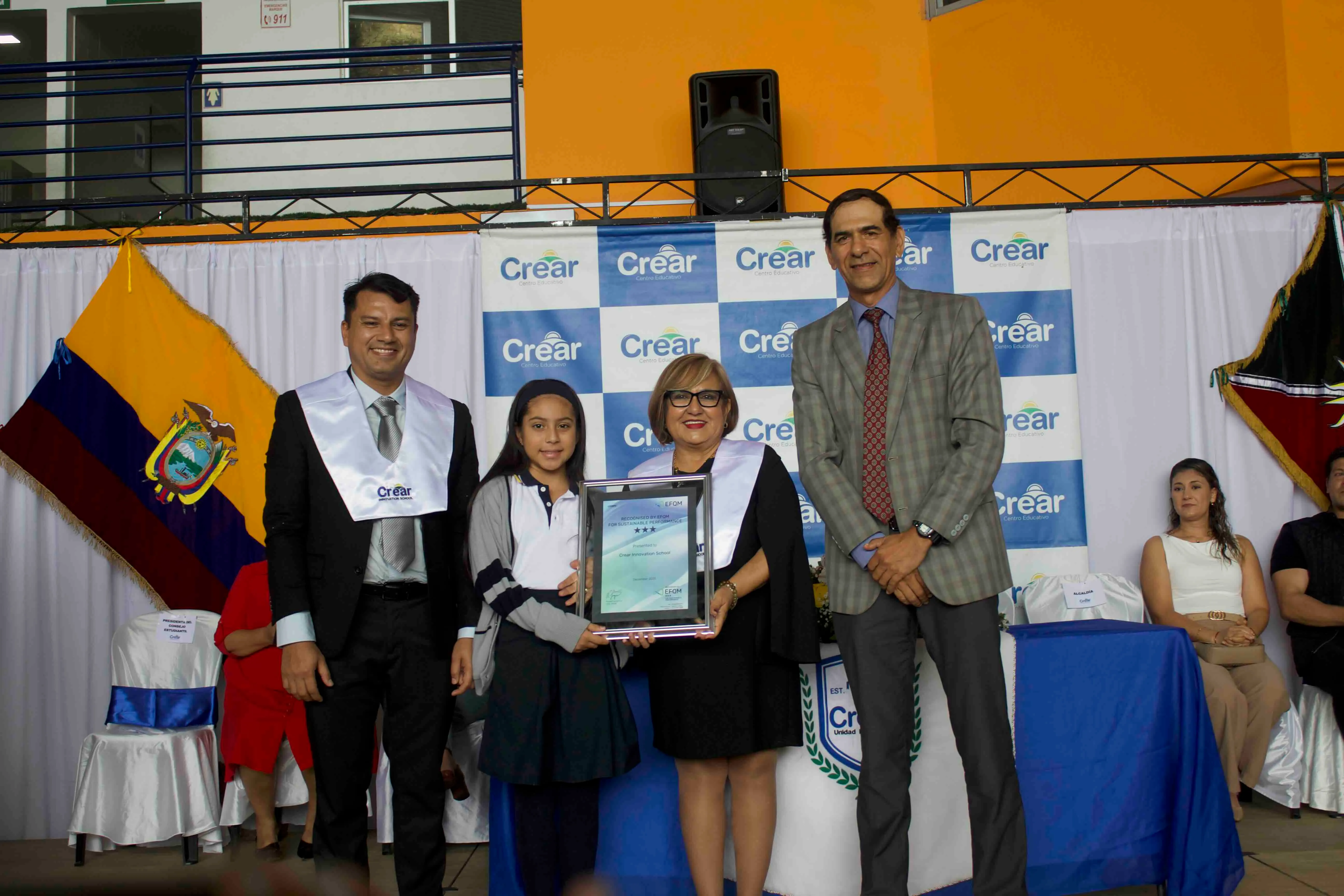 Momento de entrega del reconocimiento EFQM junto a una estudiante