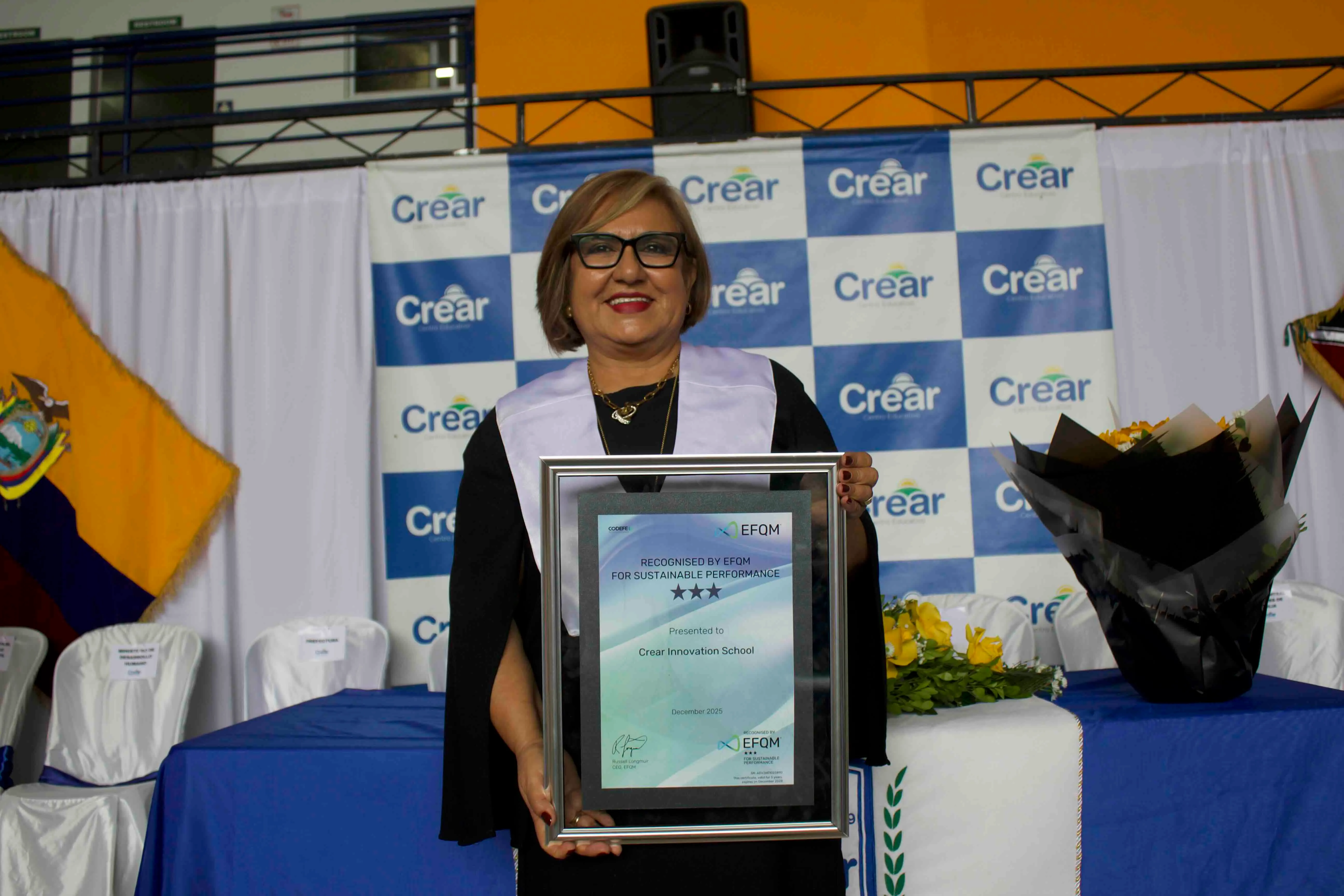 Representante institucional de Crear Innovation School con el reconocimiento EFQM