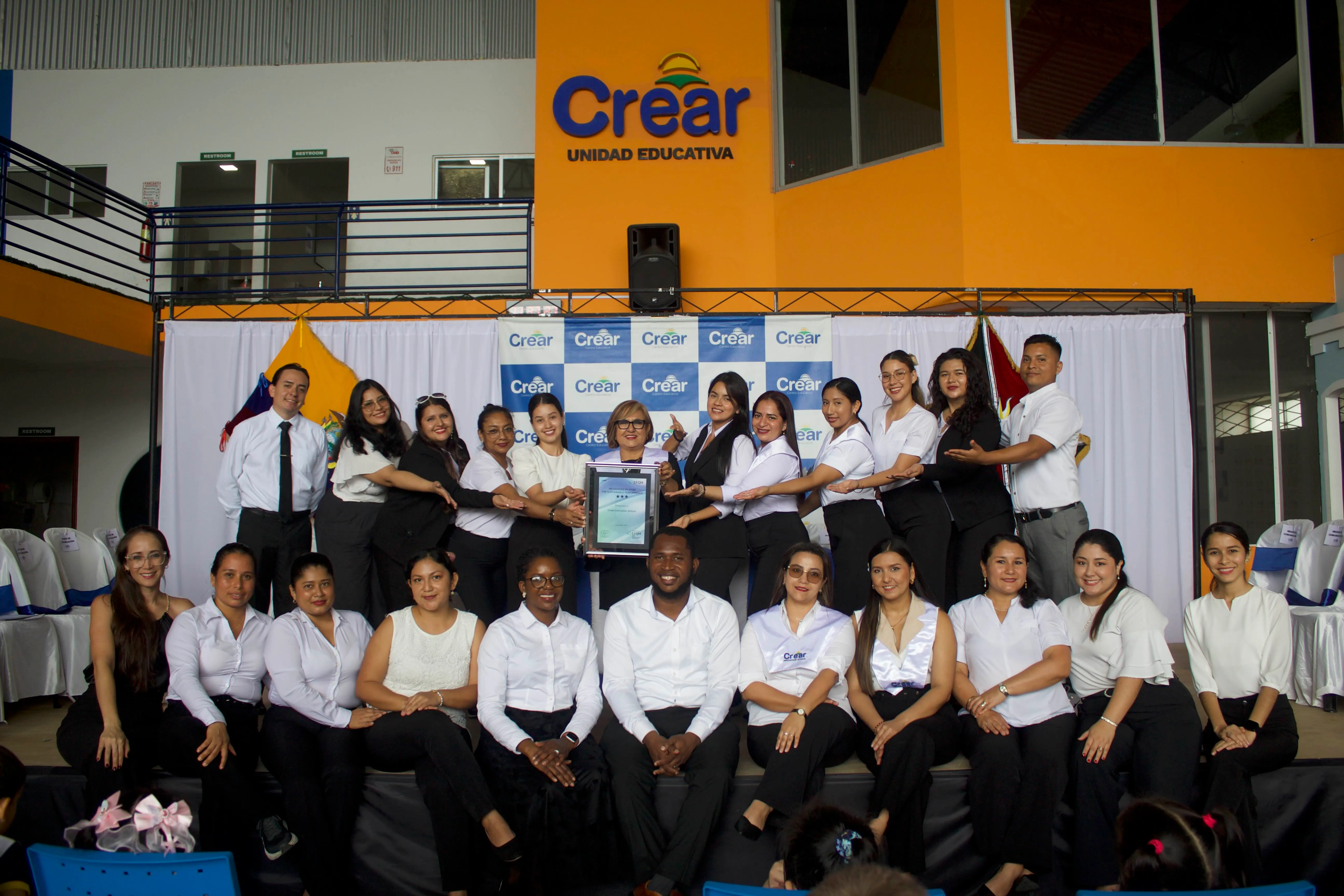 Comunidad educativa de Crear Innovation School celebrando el logro EFQM